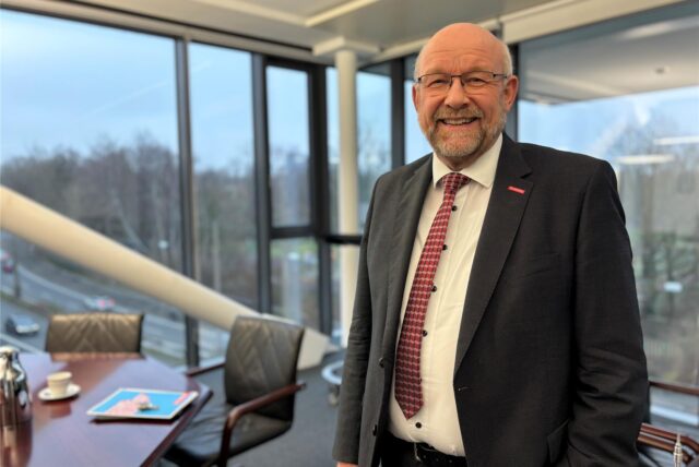 Berthold Schröder in seinem Dortmunder Büro an der Ardeystraße.