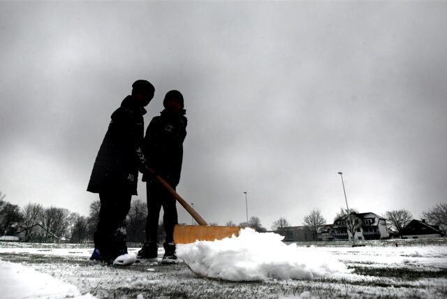 Ein Fußballplatz der mit Schnee bedeckt ist.