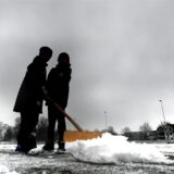 Ein Fußballplatz der mit Schnee bedeckt ist.