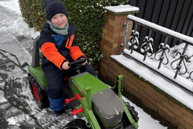 Hier ist Niklas Kranefeld (5) bei der Schneeräumung im Einsatz.