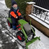 Hier ist Niklas Kranefeld (5) bei der Schneeräumung im Einsatz.