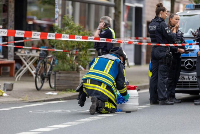 Polizisten im Einsatz vor einem Bochumer Café.