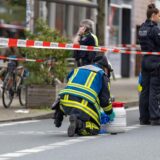 Polizisten im Einsatz vor einem Bochumer Café.