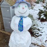 Mit Hut und Krawatte hat sich dieser Schneemann ordentlich herausgeputzt.