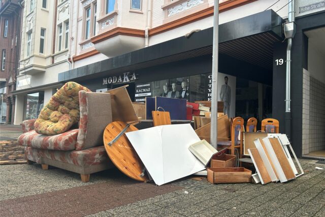 Der Sperrmüllhaufen auf Höhe der Hohen Straße 19 in Datteln ist gespickt mit einem Tisch, einem Sofa, Polstern, Stühlen und Tischen.