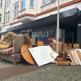 Der Sperrmüllhaufen auf Höhe der Hohen Straße 19 in Datteln ist gespickt mit einem Tisch, einem Sofa, Polstern, Stühlen und Tischen.