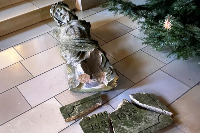 Der Korpus der zerstörten Jesus-Statue liegt nun an den Stufen im Altarraum der Wulfener Matthäus-Kirche.