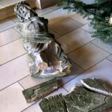 Der Korpus der zerstörten Jesus-Statue liegt nun an den Stufen im Altarraum der Wulfener Matthäus-Kirche.