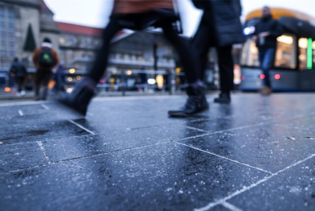 Für die Nacht zum Samstag (12.1.) warnt der Deutsche Wetterdienst (DWD) vor Glätte.
