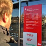 Eine Person steht vor dem Eingang zur Sparkasse in Dorsten.