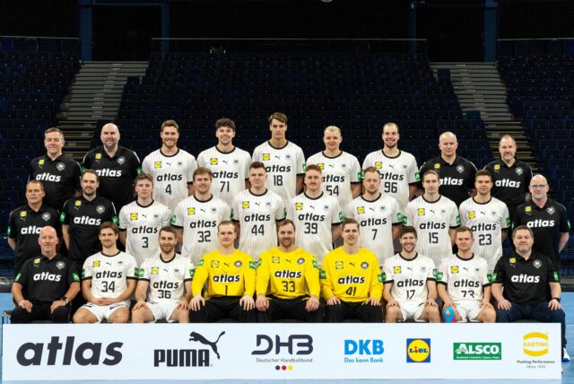 Mannschaftsfoto des Trainerstabs und Kaders von Deutschland für die Handball-WM 2025.