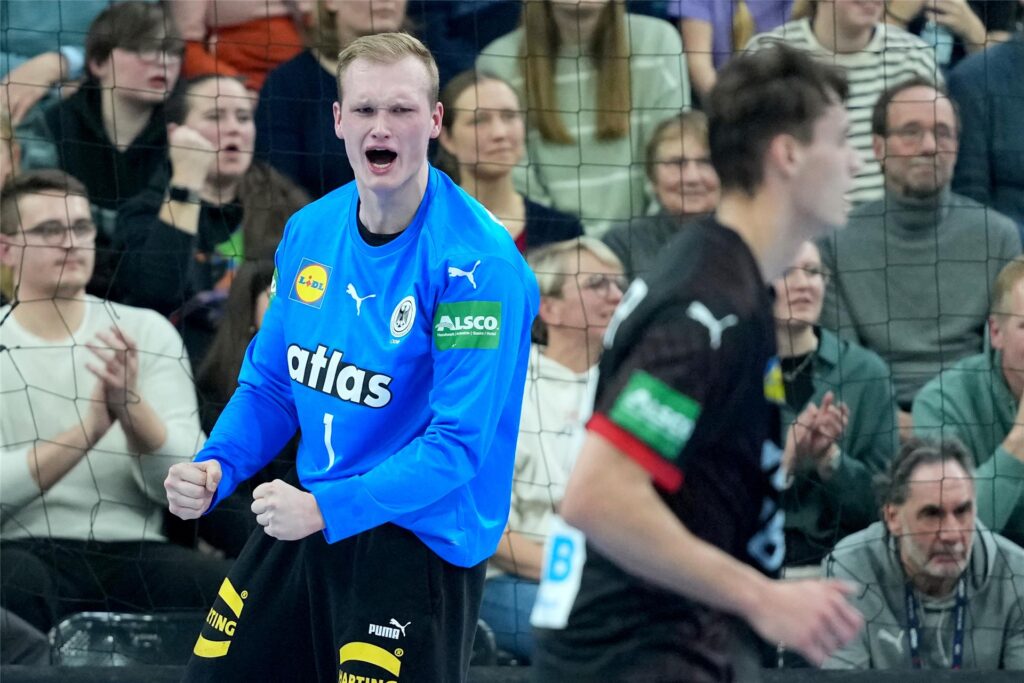 Torhüter David Späth, einer von drei Torhütern im Kader von Deutschland bei der Handball-WM 2025, jubelt beim Testspiel gegen Brasilien.