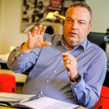 Landrat Bodo Klimpel, sitzend, am Schreibtisch, gestikuliert, während er in einem Interview ist.