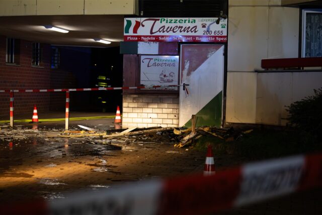 Die Feuerwehr sicherte am Mittwochabend (8.1.) den Bereich rund um den Wohnungsbrand im Dorstener Stadtteil Barkenberg mit Flatterband ab.