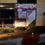 Die Feuerwehr sicherte am Mittwochabend (8.1.) den Bereich rund um den Wohnungsbrand im Dorstener Stadtteil Barkenberg mit Flatterband ab.