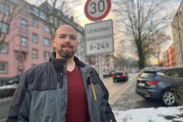 Sebastian Otten an der Märkischen Straße, auf der seit Dezember Tempo 30 gilt. Als Anwohner sieht er bisher nur positive Effekte der neuen Regelung.