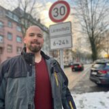 Sebastian Otten an der Märkischen Straße, auf der seit Dezember Tempo 30 gilt. Als Anwohner sieht er bisher nur positive Effekte der neuen Regelung.