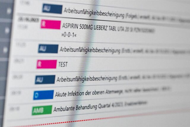Auf einem Bildschirm in der E-Health-Showpraxis der Kassenärztlichen Vereinigung Berlin ist eine elektronische Patientenakte ePA dargestellt. (Symbolbild)