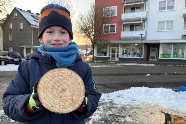 Sebastian (8), der auf Schwerin wohnt, half beim Abschmücken mit und wurde mit einer Baumscheibe belohnt.