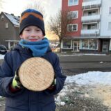 Sebastian (8), der auf Schwerin wohnt, half beim Abschmücken mit und wurde mit einer Baumscheibe belohnt.