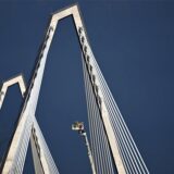Von Hand wurden Eisbrocken von den Pylonen der Leverkusener Rheinbrücke entfernt. Herabfallende Brocken hatten zuvor Fahrzeuge beschädigt. Für die Aktion wurde die Brücke rund sechs Stunden lang gesperrt.