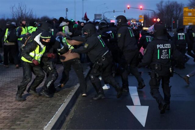 Polizisten räumen eine Sitzblockade am Rande einer Demonstration gegen den Bundesparteitag der AfD.