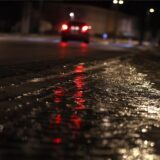 Mit einer dünnen Eisschicht überzogen ist eine Straße am frühen Morgen.