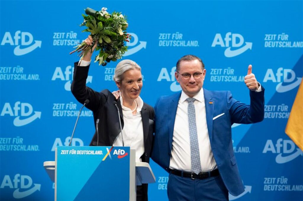 Alice Weidel reckt einen Blumenstrauß in die Höhe und freut sich, beim Bundesparteitag in Riesa zur Kanzlerkandidatin der AfD gewählt worden zu sein. Alice Weidel reckt einen Blumenstrauß in die Höhe und freut sich, beim Bundesparteitag in Riesa zur Kanzlerkandidatin der AfD gewählt worden zu sein.