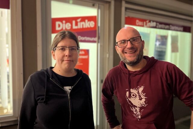 Die Bundestags-Kandidaten der Dortmunder Linken, Sonja Lemke und Jan Siebert, stehen vor dem Parteibüro.