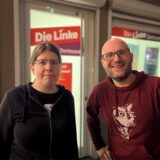 Die Bundestags-Kandidaten der Dortmunder Linken, Sonja Lemke und Jan Siebert, stehen vor dem Parteibüro.