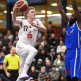 Basketball, Regionalliga West 11. Januar 2025, Rosa-Parks-Halle. Hertener Löwen – New Elephants Grevenbroich 84:69. David Verhülsdonk ist im Anflug.