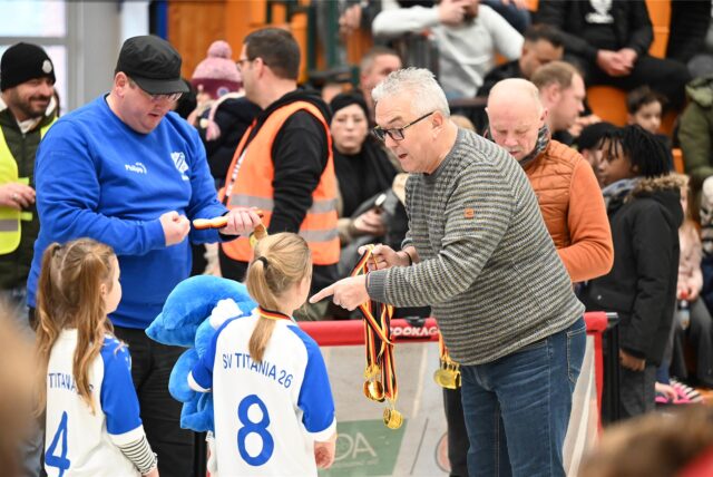 Siegerehrung bei den F-Junioren: Beim Spielfest gab es Medaillen für alle Kinder.