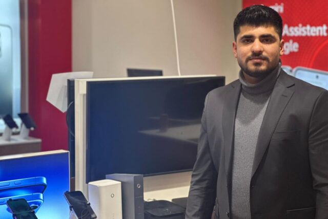 Devrim Ay in Vodafone-Shop