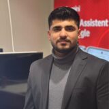 Devrim Ay in Vodafone-Shop