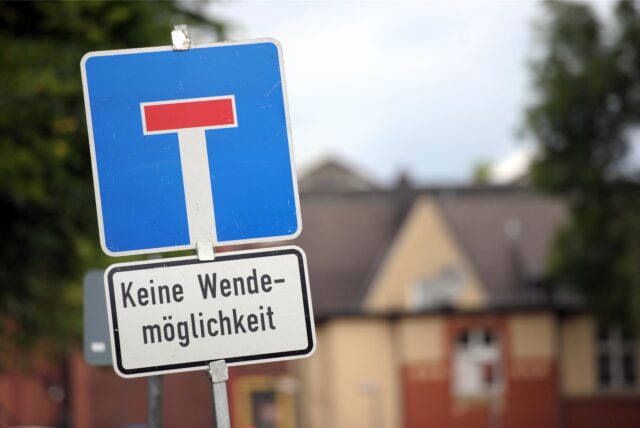Ein Sackgassenschild mit dem Zusatz „keine Wendemöglichkeit“