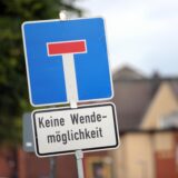 Ein Sackgassenschild mit dem Zusatz „keine Wendemöglichkeit“