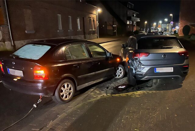Pkw fährt gegen geparktes Auto