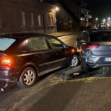 Pkw fährt gegen geparktes Auto