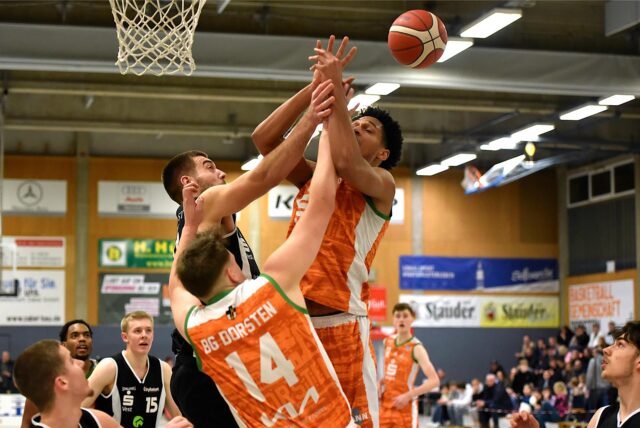 Reboundkampf beim Derby zwischen BG Dorsten und Citybasket Recklinghausen