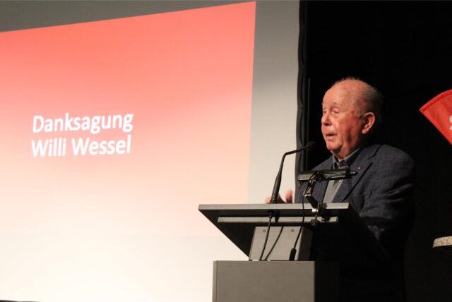 Willi Wessel, ehemaliger Bürgermeister und Ehrenbürger der Stadt Herten, am Rednerpult