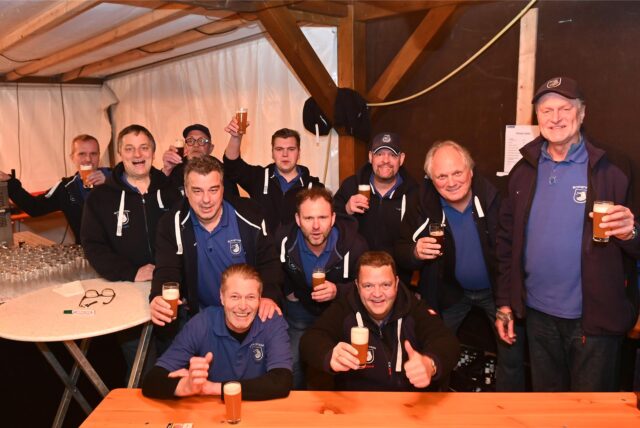 Männer mit Biergläsern