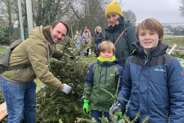 Familie mit Weihnachtsbaum in Haltern