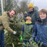 Familie mit Weihnachtsbaum in Haltern