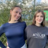 Zwei Schülerinnen stehen auf dem Schulhof des Bert-Brecht-Gymnasiums in Dortmund-Kirchlinde.