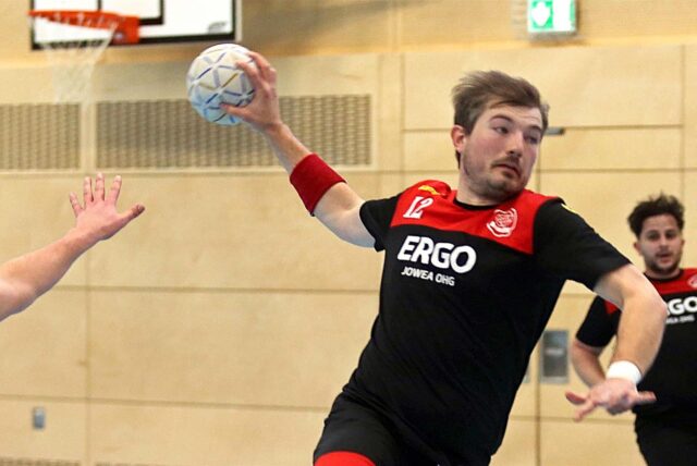 Im Angriff lief es nicht beim VfL Hüls: Der spielende Abteilungschef Maximilian Friedrich und das Bezirksliga-Team sind mit einer Niederlage ins Jahr gestartet.