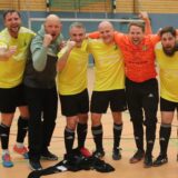 Der FC 96 Recklinghausen mit dem Vorsitzenden Gerrit Haug (2.v.l.) feiert den Sieg bei der Hallen-Stadtmeisterschaft Ü40.