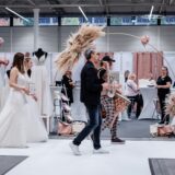 Musiker und Frauen in Brautkleidern auf der Hochzeitsmesse „Hochzeitstage“ in Dortmund.