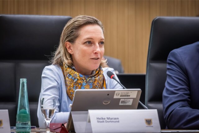 Heike Marzen, Geschäftsführerin der Wirtschaftsförderung Dortmund, spricht in ein Mikrofon.