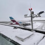 Ein Flugzeug steht auf dem mit Schnee bedeckten Rollfeld am Flughafen Dortmund.