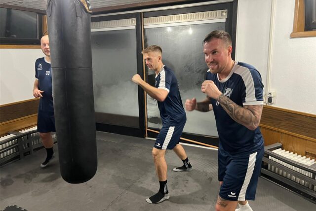 Kevin Großkreutz vom SV Wacker Obercastrop nimmt am Boxtraining teil.